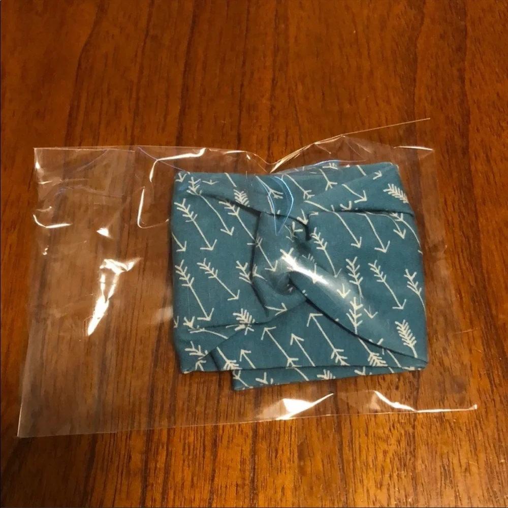 Wide Twist Headband Green Blue Arrows NEW